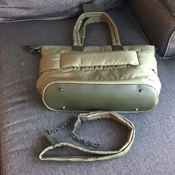 Isaac Mizrahi New York “The Weekender” Quilted HandBag Preowned - Picture 3 of 11